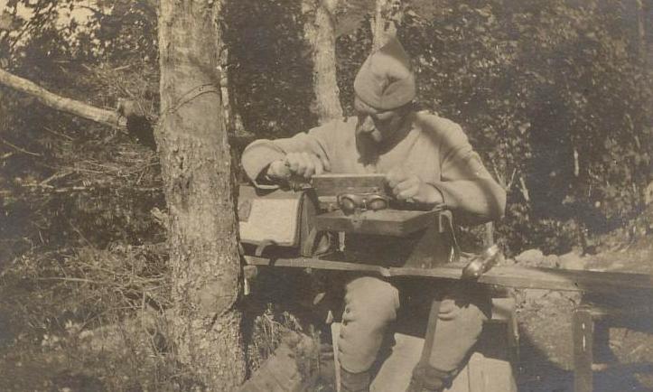Photo extraite du carnet de guerre dEdouard Guillouard, septembre 1918 : sergent téléphoniste Thirion réparant un appareil au P.C. Bataille